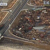 2011年3月11日,日本仙台機場附近,房屋和車輛在瞬間被摧毀。.jpg 2011年3月11日,日本仙台機場附近,房屋和車輛在瞬間被摧毀。.jpg