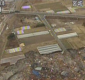 2011年3月11日,日本仙台,大量海水倒灌入陸地,沖毀公路及樓房,大片大片土地遭海嘯吞噬。.jpg 2011年3月11日,日本仙台,大量海水倒灌入陸地,沖毀公路及樓房,大片大片土地遭海嘯吞噬。.jpg