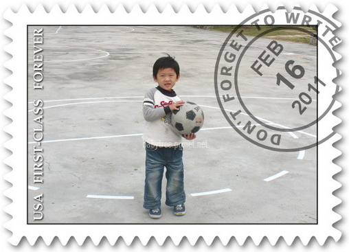 小孩玩足球.jpg 小孩玩足球.jpg