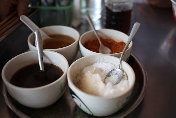 4在每個餐廳甚至路邊的飯館用餐的桌子上都要有調料4 在每個餐廳甚至路邊的飯館用餐的桌子上都要有調料(圖片來源:那一年我們在曼谷-曼谷幫)
