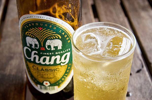 喝啤酒是都會加冰塊（圖片來源：那一年我們在曼谷－曼谷幫）