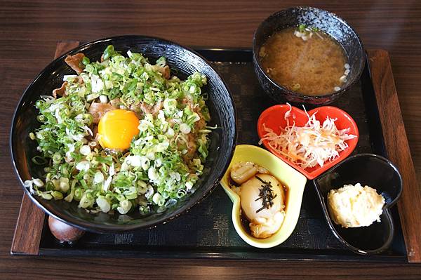 台北美食推薦-超多牛肉的美式新丼＂新丼創意丼飯專賣＂（近中山捷運站）