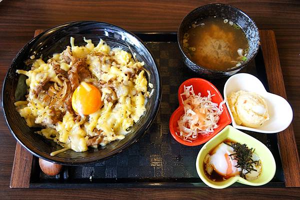 台北美食推薦-超多牛肉的美式新丼＂新丼創意丼飯專賣＂（近中山捷運站）