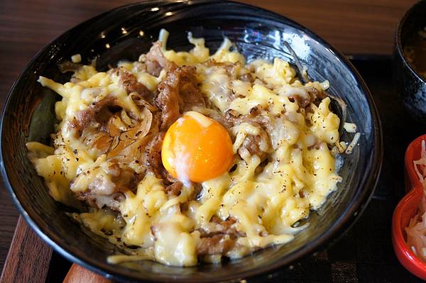 台北美食推薦-超多牛肉的美式新丼＂新丼創意丼飯專賣＂（近中山捷運站）