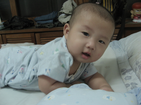 剛學會翻身..成功後的得意表情..