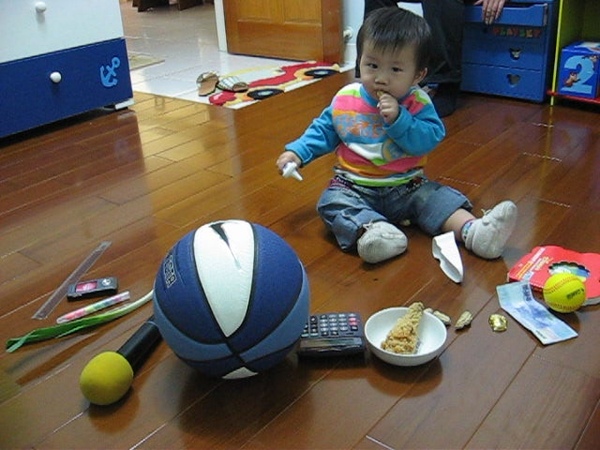 抓著耳溫槍.吃花生.. 抓著耳溫槍.吃花生..