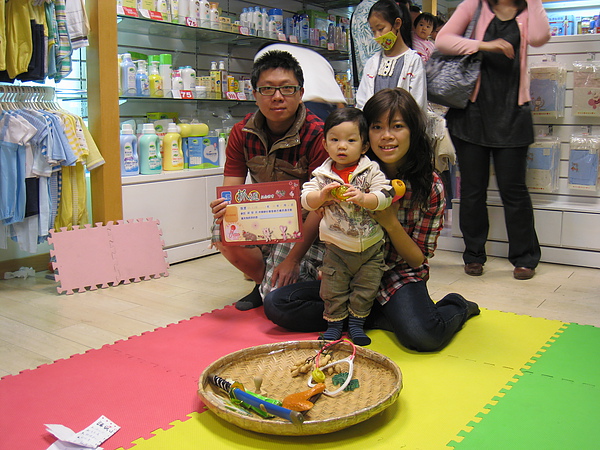 與價值250的證書合照..= =a..