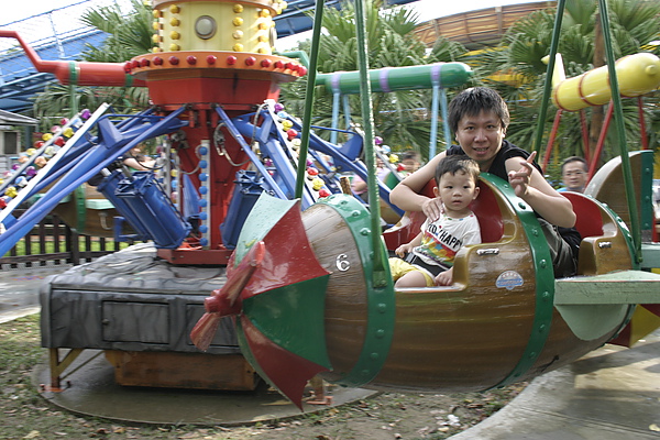 面無表情坐飛機的柚子.. 面無表情坐飛機的柚子..