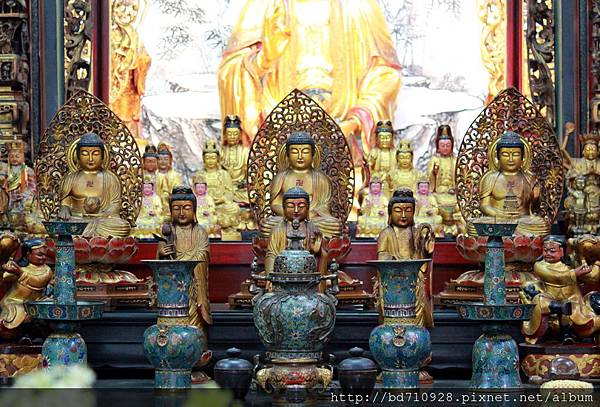 後排為三寶佛祖(由左而右為：阿彌陀佛、釋迦牟尼佛、藥師佛)聖像；前排為西方三聖(由左而右為：大勢至菩薩、阿彌陀佛、觀世音菩薩)聖像