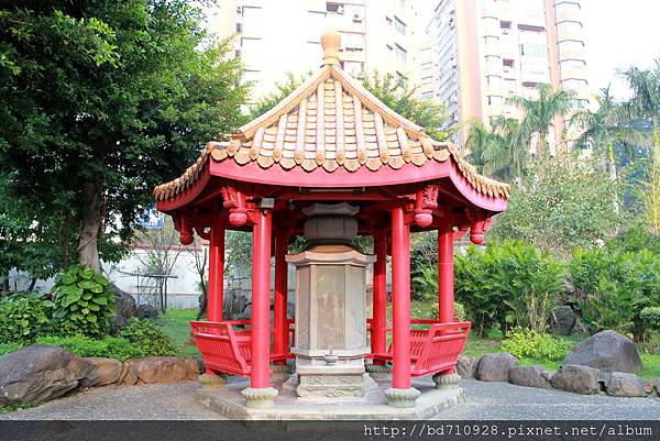 鄞山寺旁的羅公亭，奉祀捐地建廟的羅可斌、羅可榮兄弟先賢