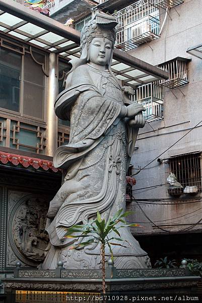 廟埕龍側六十噸青斗原石雕刻而成的立體媽祖神像