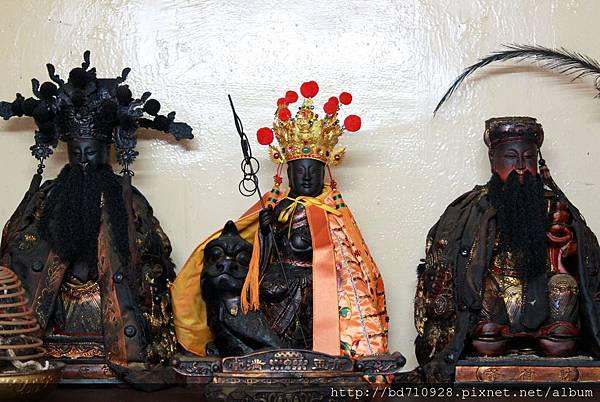 地藏王菩薩(中)、財神爺(右)、包府千歲(左)聖像