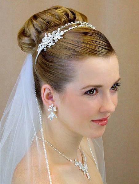 tiara-and-wedding-hair-style-2012 tiara-and-wedding-hair-style-2012