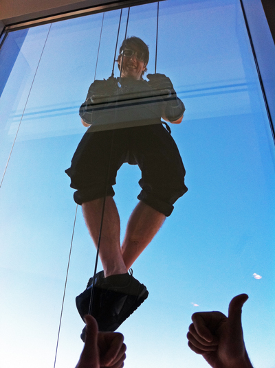 Mission_Impossible_4_Ghost_Protocol_Tom_Cruise_dangling_outside_window_in_Dubai_thumbs_up_wave.jpg