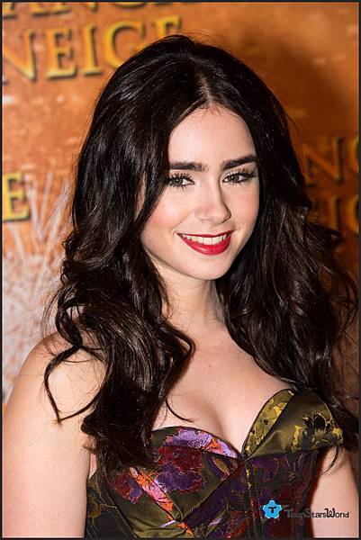 lily-collins-mirror-mirror-premiere-cutie-1 lily-collins-mirror-mirror-premiere-cutie-1
