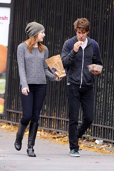 CU-Emma Stone goes for a walk with her co-star Andrew Garfield in New York City-01 CU-Emma Stone goes for a walk with her co-star Andrew Garfield in New York City-01