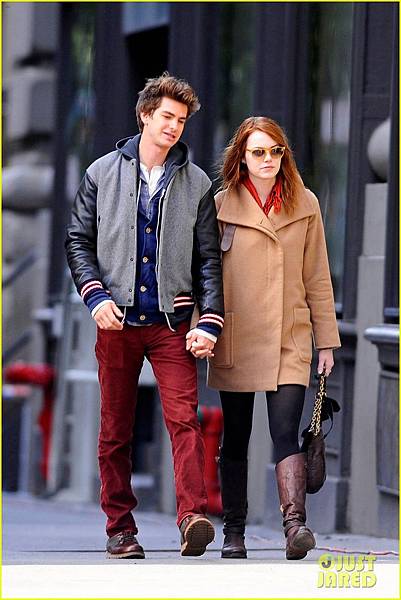 emma-stone-andrew-garfield-holding-hands-in-nyc-04 emma-stone-andrew-garfield-holding-hands-in-nyc-04