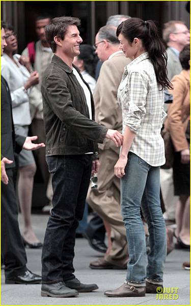 tom-cruise-suri-olga-kurylenko-oblivion-set-11 tom-cruise-suri-olga-kurylenko-oblivion-set-11