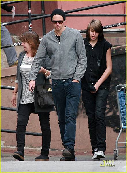 alexander-skarsgard-griddle-cafe-mom-and-brother-02 alexander-skarsgard-griddle-cafe-mom-and-brother-02