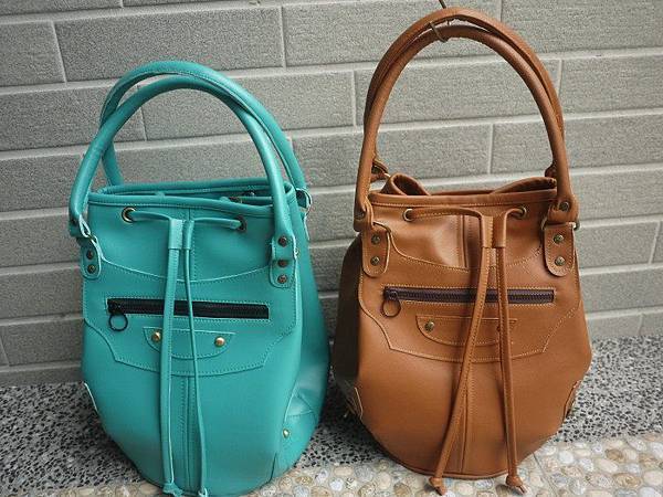 手提圓筒機車包01