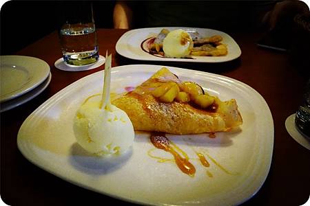 白蘭地在冒火焦糖蘋果可麗餅 白蘭地在冒火焦糖蘋果可麗餅