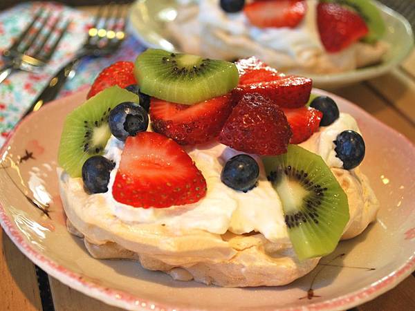 七夕夢幻甜蜜蜜:夏日水果烤蛋白霜 Summer Fruits Pavlova 七夕夢幻甜蜜蜜:夏日水果烤蛋白霜 Summer Fruits Pavlova
