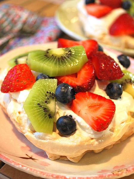 七夕夢幻甜蜜蜜:夏日水果烤蛋白霜 Summer Fruits Pavlova 七夕夢幻甜蜜蜜:夏日水果烤蛋白霜 Summer Fruits Pavlova