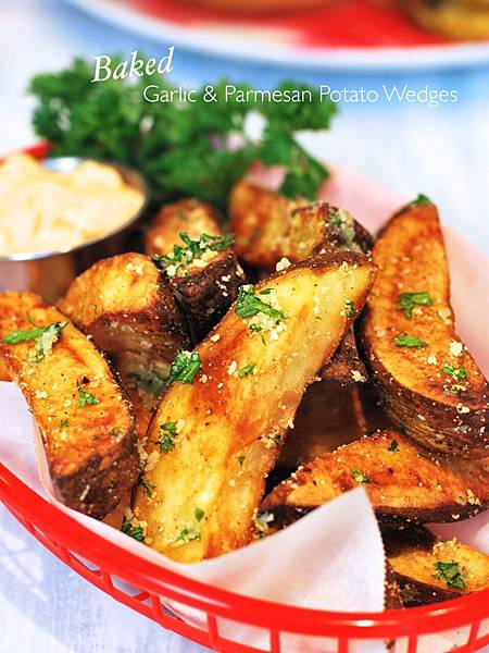 烤箱版蒜味起司薯角 Baked Garlic & Parmesan Potato Wedges 烤箱版蒜味起司薯角 Baked Garlic & Parmesan Potato Wedges