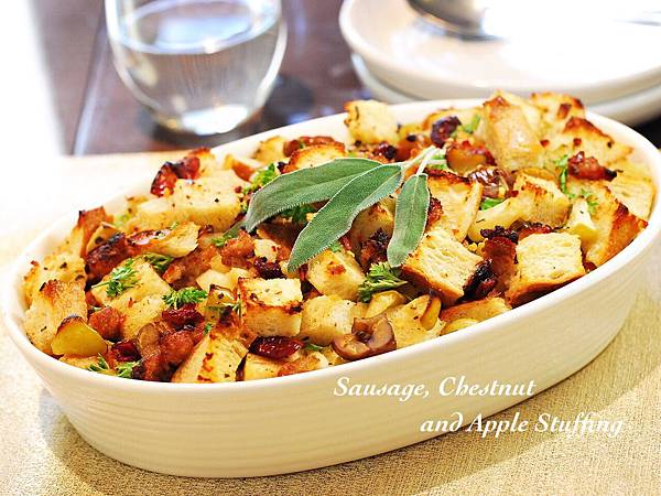 比火雞更期待的:香腸栗子蘋果填料 Sausage, Chestnut and Apple Stuffing 比火雞更期待的:香腸栗子蘋果填料 Sausage, Chestnut and Apple Stuffing