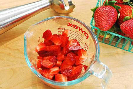 情人專屬的甜蜜:草莓戚風蛋糕 Strawberry Chiffon Cake 情人專屬的甜蜜:草莓戚風蛋糕 Strawberry Chiffon Cake