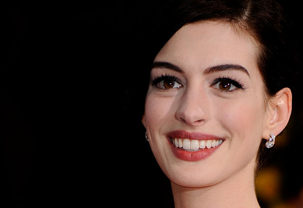 anne hathaway oscars hugh jackman. Anne Hathaway knows a thing or