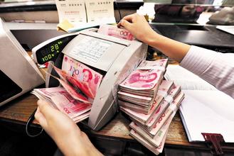 人民幣今早中間匯價由昨日的6.6627重貶至6.6912,貶幅創下22個月來最大。美聯社.jpg 人民幣今早中間匯價由昨日的6.6627重貶至6.6912,貶幅創下22個月來最大。美聯社.jpg