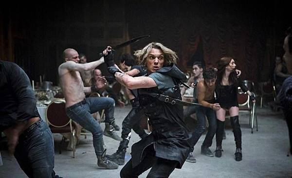 THE-MORTAL-INSTRUMENTS-CITY-OF-BONES-Image-05_671x409