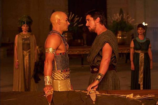 christian-bale-joel-edgerton-exodus-gods-and-kings-kniffe_681x452