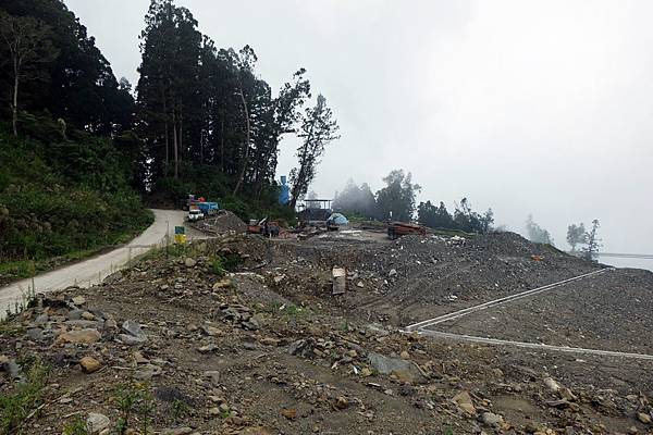 往屏遮那車站遺址方向