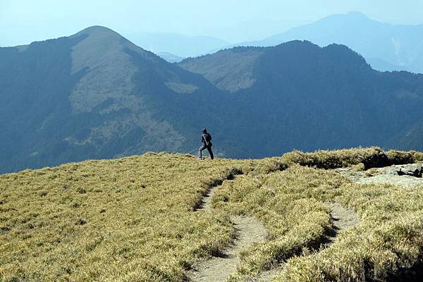 立於山嶺綿延之中 立於山嶺綿延之中