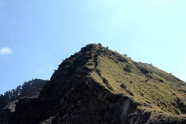 最低鞍部看山頭2上有人 最低鞍部看山頭2上有人