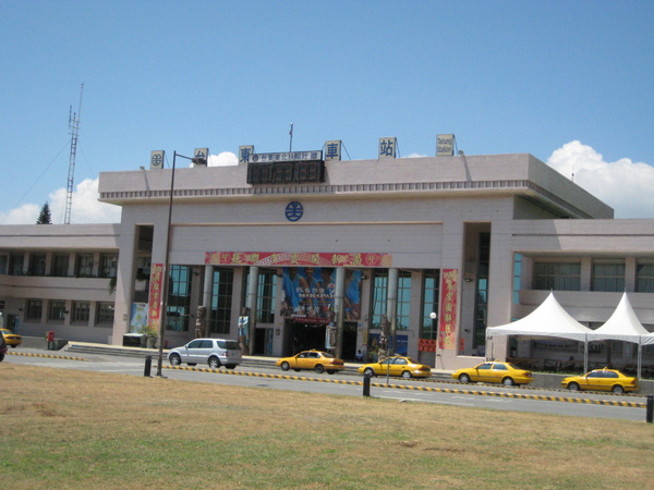 1.37台東新站外觀，前面是一片空曠大草原.JPG