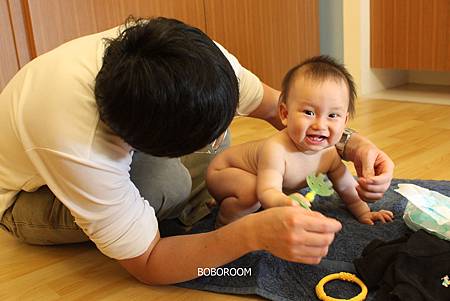 4爸爸幫道生按摩 4爸爸幫道生按摩