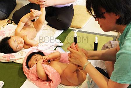 恩樂笑不停采妍很好奇.jpg 恩樂笑不停采妍很好奇.jpg