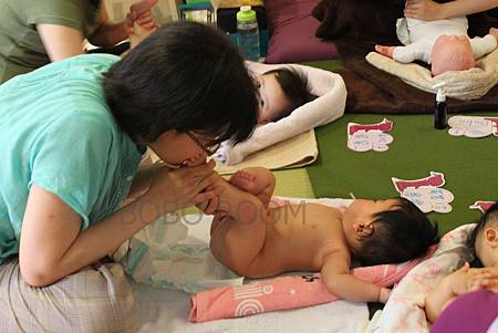 恩樂請媽咪喝牛奶.jpg 恩樂請媽咪喝牛奶.jpg