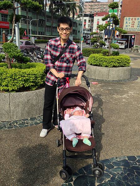 【妮妮初體驗】新店建國黃昏市場購物 (1)