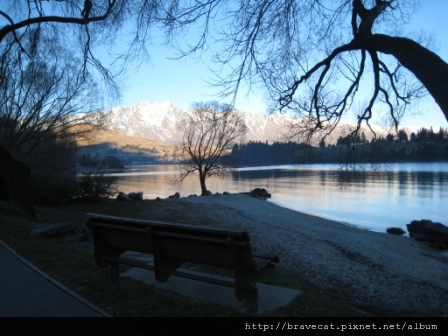IMG_2110 Lake Wakatipu,坐在湖邊是一種幸福.JPG
