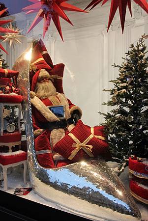 Santas-gotta-new-sleigh-fashionista-style