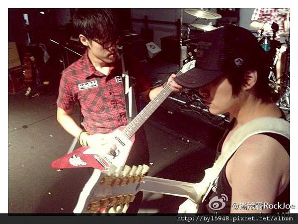 搖滾喬RockJoe:聽說怪獸帶了私藏重裝武器,下午要到八三夭演唱會上踢館,想看嗎?下午四點開始第一場,台北Legacy,快衝來吧!! 搖滾喬RockJoe:聽說怪獸帶了私藏重裝武器,下午要到八三夭演唱會上踢館,想看嗎?下午四點開始第一場,台北Legacy,快衝來吧!!