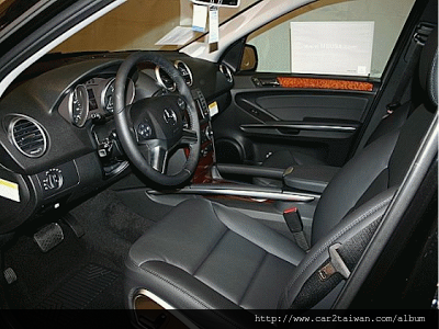 賓士 Benz ML350 汽車從美國出口到台灣時間要多久呢？美國汽車出口到台灣要看哪一個港口出口，如果汽車從西岸加州出口到台灣，海運時間大約25天，如果是從東岸紐約出口到台灣，時間大約是40天，為什麼美國運車回台灣時間有這麼大差別呢？原因是西岸加州洛杉磯或舊金山運車回台灣直接橫跨太平洋就到台灣了，但是從美國東岸紐約運車回台灣則要經過大西洋轉到巴拿馬運河再轉到太平洋才能到台灣，紐約運車回台灣運費也貴非常多，原因除了距離長之外，巴拿馬運河通行費用也非常高，如果可能情況下，許多車商選擇將汽車運送到西岸加州洛杉磯出口費用比較划算