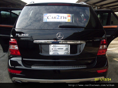 賓士 Benz ML350 汽車從美國出口到台灣時間要多久呢？美國汽車出口到台灣要看哪一個港口出口，如果汽車從西岸加州出口到台灣，海運時間大約25天，如果是從東岸紐約出口到台灣，時間大約是40天，為什麼美國運車回台灣時間有這麼大差別呢？原因是西岸加州洛杉磯或舊金山運車回台灣直接橫跨太平洋就到台灣了，但是從美國東岸紐約運車回台灣則要經過大西洋轉到巴拿馬運河再轉到太平洋才能到台灣，紐約運車回台灣運費也貴非常多，原因除了距離長之外，巴拿馬運河通行費用也非常高，如果可能情況下，許多車商選擇將汽車運送到西岸加州洛杉磯出口費用比較划算