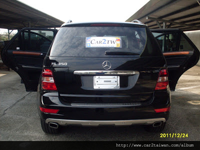 賓士 Benz ML350 汽車從美國出口到台灣時間要多久呢？美國汽車出口到台灣要看哪一個港口出口，如果汽車從西岸加州出口到台灣，海運時間大約25天，如果是從東岸紐約出口到台灣，時間大約是40天，為什麼美國運車回台灣時間有這麼大差別呢？原因是西岸加州洛杉磯或舊金山運車回台灣直接橫跨太平洋就到台灣了，但是從美國東岸紐約運車回台灣則要經過大西洋轉到巴拿馬運河再轉到太平洋才能到台灣，紐約運車回台灣運費也貴非常多，原因除了距離長之外，巴拿馬運河通行費用也非常高，如果可能情況下，許多車商選擇將汽車運送到西岸加州洛杉磯出口費用比較划算