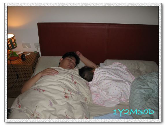 1Y2M30D-父女睡覺-1.jpg 1Y2M30D-父女睡覺-1.jpg