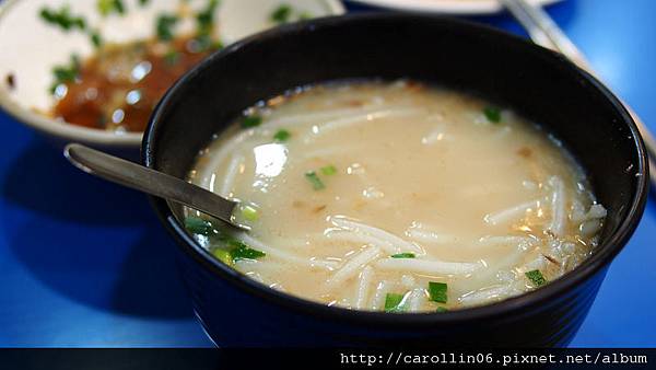【食記】豬的精華一口吃《三粒米粉湯》-三粒米粉湯 【食記】豬的精華一口吃《三粒米粉湯》-三粒米粉湯
